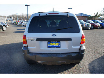 ford escape 2005 silver suv xlt gasoline 6 cylinders all whee drive 4 speed automatic 07060