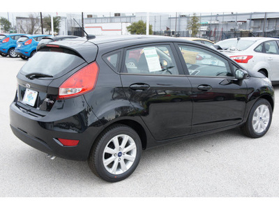 ford fiesta 2012 black hatchback se gasoline 4 cylinders front wheel drive automatic 77388