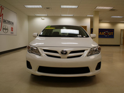 toyota corolla 2011 white sedan le gasoline 4 cylinders front wheel drive automatic 27707