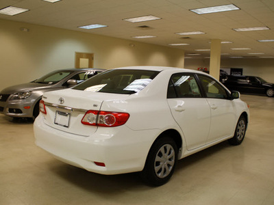 toyota corolla 2011 white sedan le gasoline 4 cylinders front wheel drive automatic 27707