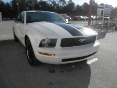 ford mustang 2007 white coupe v6 deluxe gasoline 6 cylinders rear wheel drive automatic 34731