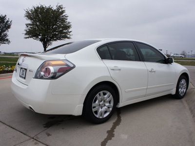 nissan altima 2009 white sedan 2 5 s gasoline 4 cylinders front wheel drive automatic 76018