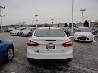 ford focus 2012 white sedan se gasoline 4 cylinders front wheel drive automatic with overdrive 60546