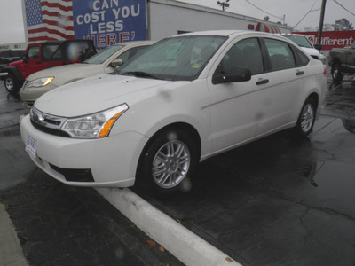 ford focus 2010 white sedan se gasoline 4 cylinders front wheel drive automatic 32447