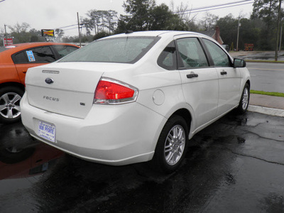 ford focus 2010 white sedan se gasoline 4 cylinders front wheel drive automatic 32447