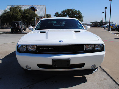 dodge challenger 2009 white coupe gasoline 6 cylinders rear wheel drive automatic 76087