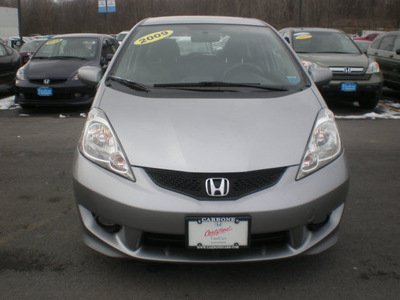 honda fit 2009 gray hatchback sport gasoline 4 cylinders front wheel drive 5 speed manual 13502