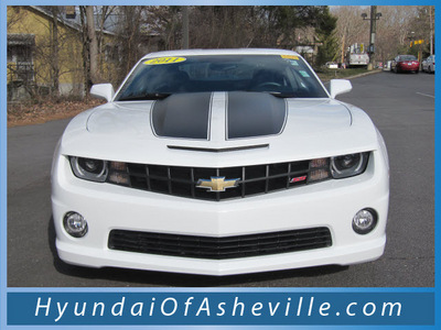 chevrolet camaro 2011 white coupe ss gasoline 8 cylinders rear wheel drive automatic 28805