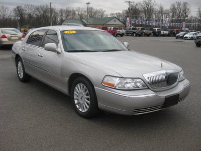 lincoln town car 2005 silver sedan signature gasoline 8 cylinders rear wheel drive automatic 62863