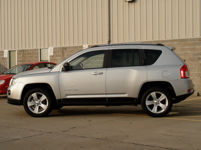 jeep compass 2011 silver suv latitude gasoline 4 cylinders 2 wheel drive automatic 62034