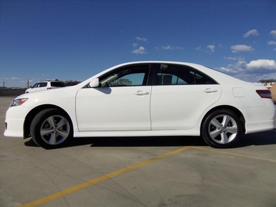 toyota camry 2011 white sedan se gasoline 4 cylinders front wheel drive automatic 90241