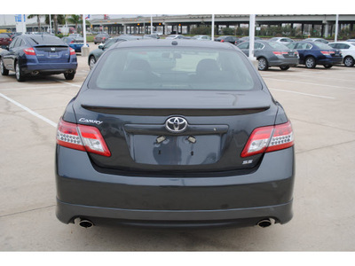 toyota camry 2011 gray sedan se gasoline 4 cylinders front wheel drive autostick 77065