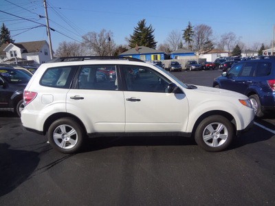 subaru forester 2011 white 2 5x gasoline 4 cylinders all whee drive automatic 45324