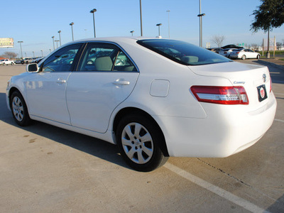 toyota camry 2011 white sedan le gasoline 4 cylinders front wheel drive automatic 75228