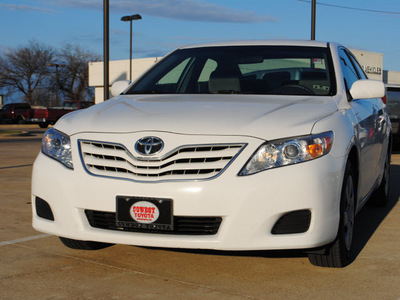 toyota camry 2011 white sedan le gasoline 4 cylinders front wheel drive automatic 75228