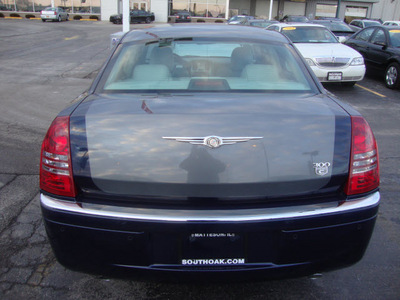 chrysler 300c 2005 midnight blue pearl sedan hemi gasoline 8 cylinders rear wheel drive automatic 60443