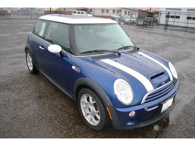 mini cooper 2004 blue hatchback s gasoline 4 cylinders front wheel drive 6 speed manual 98632