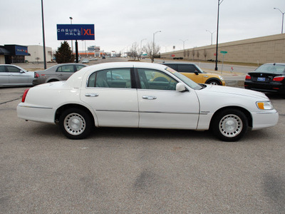 lincoln town car 2000 white pearlescent sedan executive gasoline v8 rear wheel drive automatic with overdrive 67210