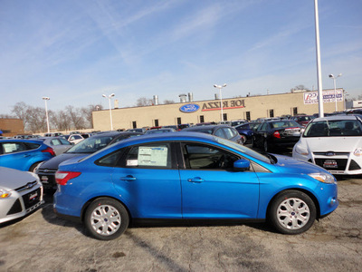 ford focus 2012 blue sedan se gasoline 4 cylinders front wheel drive automatic with overdrive 60546