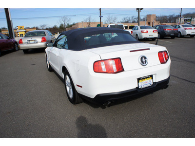 ford mustang 2012 white v6 gasoline 6 cylinders rear wheel drive automatic with overdrive 08902