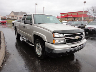 chevrolet silverado 1500 2006 silver z 71 gasoline 8 cylinders 4 wheel drive automatic 45036