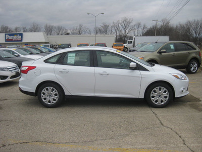 ford focus 2012 white sedan se gasoline 4 cylinders front wheel drive 6 speed automatic 62863