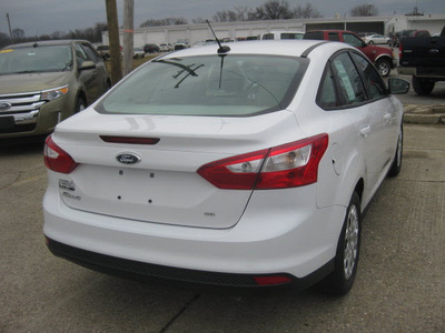 ford focus 2012 white sedan se gasoline 4 cylinders front wheel drive 6 speed automatic 62863