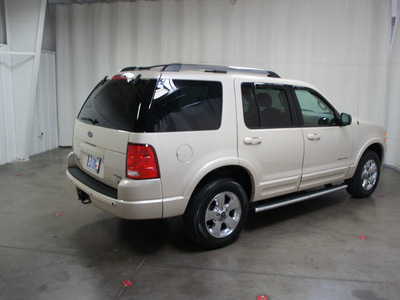 ford explorer 2005 white suv limited gasoline 8 cylinders 4 wheel drive automatic with overdrive 76108