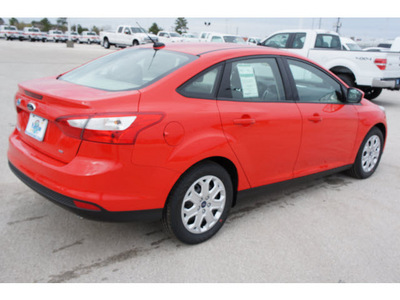 ford focus 2012 red sedan se gasoline 4 cylinders front wheel drive automatic 77388