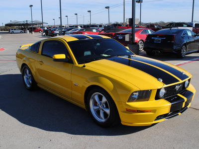 ford mustang 2005 yellow coupe gt gasoline 8 cylinders rear wheel drive 5 speed manual 76087