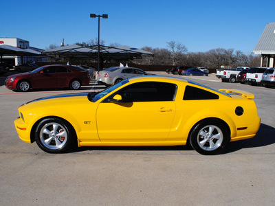 ford mustang 2005 yellow coupe gt gasoline 8 cylinders rear wheel drive 5 speed manual 76087