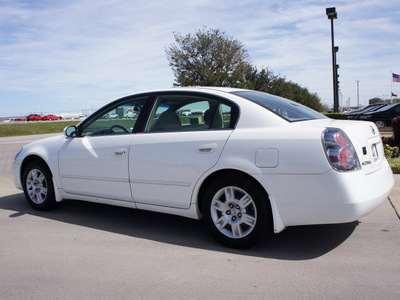 nissan altima 2006 white sedan 2 5 s gasoline 4 cylinders front wheel drive automatic 76018