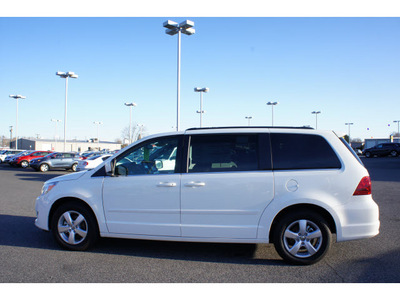 volkswagen routan 2011 white van se gasoline 6 cylinders front wheel drive not specified 99336