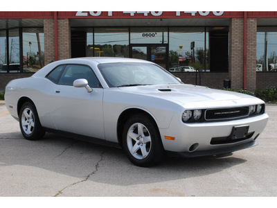 dodge challenger 2010 silver coupe se gasoline 6 cylinders rear wheel drive automatic 77037