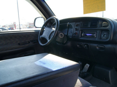 dodge 1500 ram 1998 silver pickup truck 4x4 gasoline v8 4 wheel drive automatic 61008