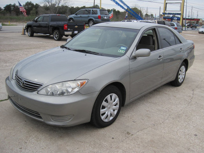 toyota camry 2005 gray sedan le gasoline 4 cylinders front wheel drive automatic 77379