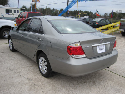 toyota camry 2005 gray sedan le gasoline 4 cylinders front wheel drive automatic 77379