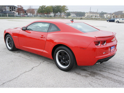 chevrolet camaro 2012 red coupe 2 ls gasoline 6 cylinders rear wheel drive 6 spd auto onstar,1 yr safe and snd 77090