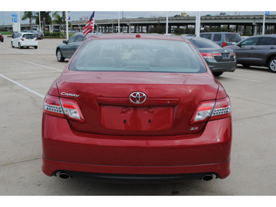 toyota camry 2011 red sedan se gasoline 4 cylinders front wheel drive autostick 77065