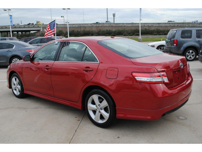 toyota camry 2011 red sedan se gasoline 4 cylinders front wheel drive autostick 77065