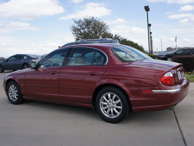 jaguar s type 2002 maroon sedan 4 0 gasoline 8 cylinders rear wheel drive automatic 76018