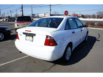 ford focus 2007 white sedan zx4 s gasoline 4 cylinders front wheel drive automatic with overdrive 08902