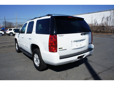 gmc yukon 2009 white suv slt flex fuel 8 cylinders 4 wheel drive automatic with overdrive 08902