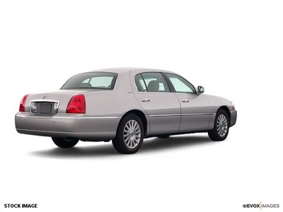lincoln town car 2004 gasoline 8 cylinders rear wheel drive not specified 45324