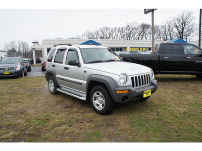jeep liberty 2004 bright silver suv sport gasoline 6 cylinders 4 wheel drive automatic with overdrive 07724