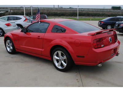 ford mustang 2006 red coupe gt premium gasoline 8 cylinders rear wheel drive automatic 77065