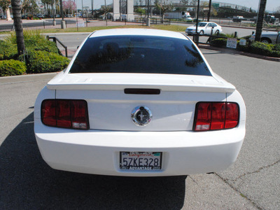 ford mustang 2007 white coupe v6 deluxe gasoline 6 cylinders rear wheel drive automatic 91010