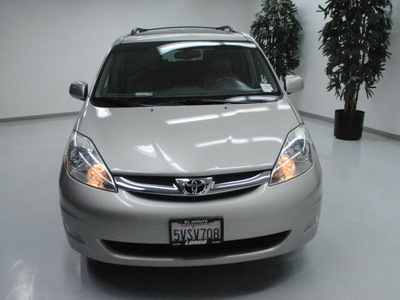 toyota sienna 2006 lt  gray van xle limited 7 passenger gasoline 6 cylinders all whee drive automatic 91731
