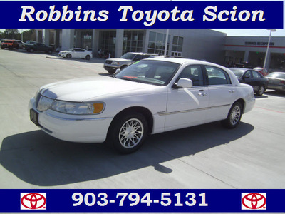 lincoln town car 2001 white sedan signature gasoline 8 cylinders rear wheel drive automatic 75503