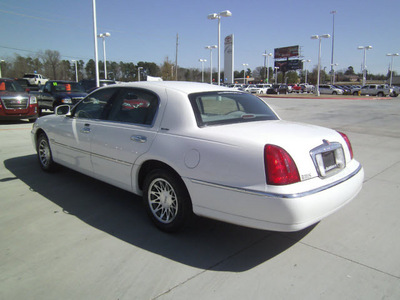 lincoln town car 2001 white sedan signature gasoline 8 cylinders rear wheel drive automatic 75503